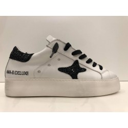 Sneakers In Morbida Pelle Bianca con Tab Glitterato Nero - Ama Brand